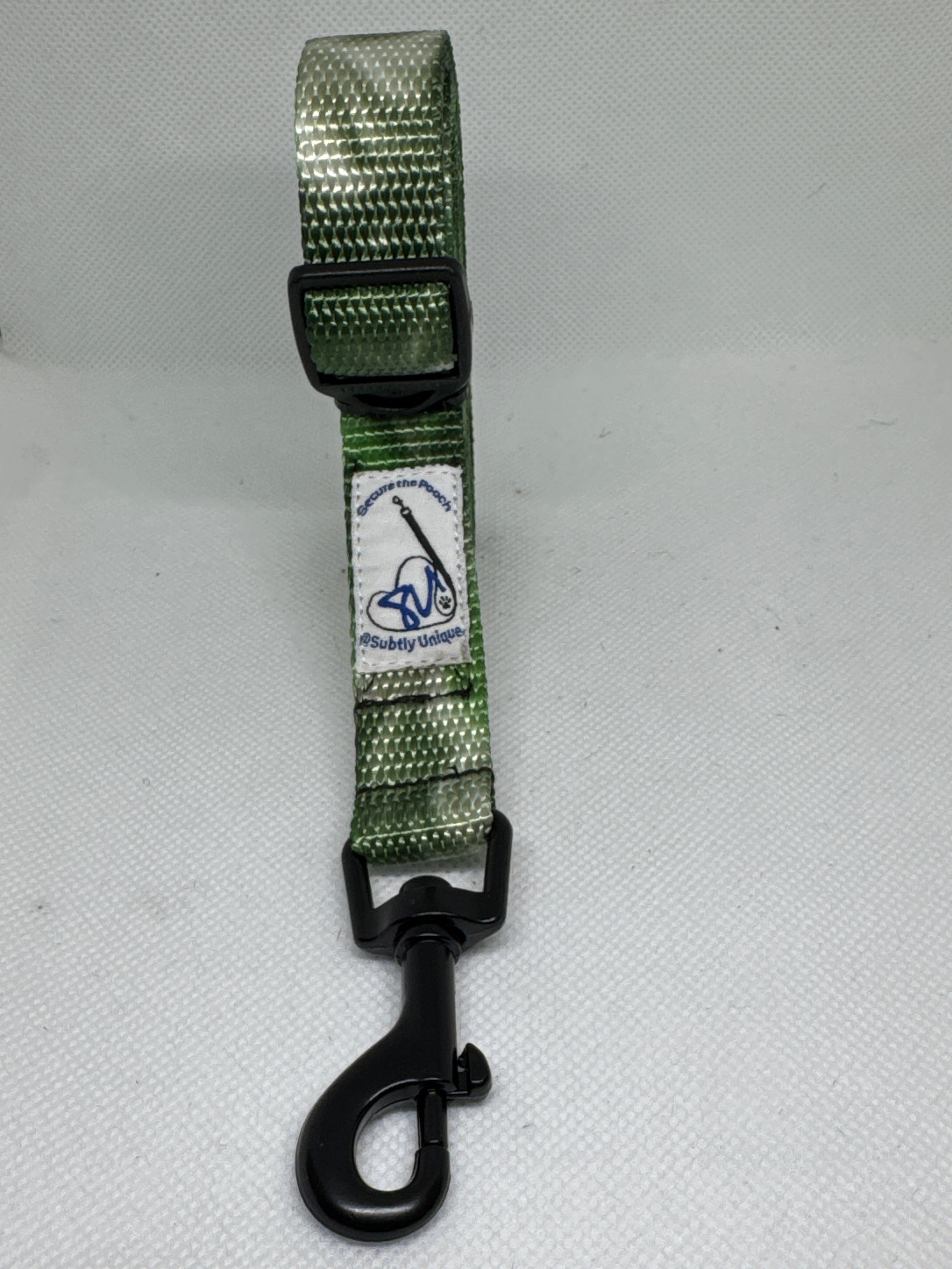 Emerald Secure the Pooch nekleash by Subtly Unique mini hook