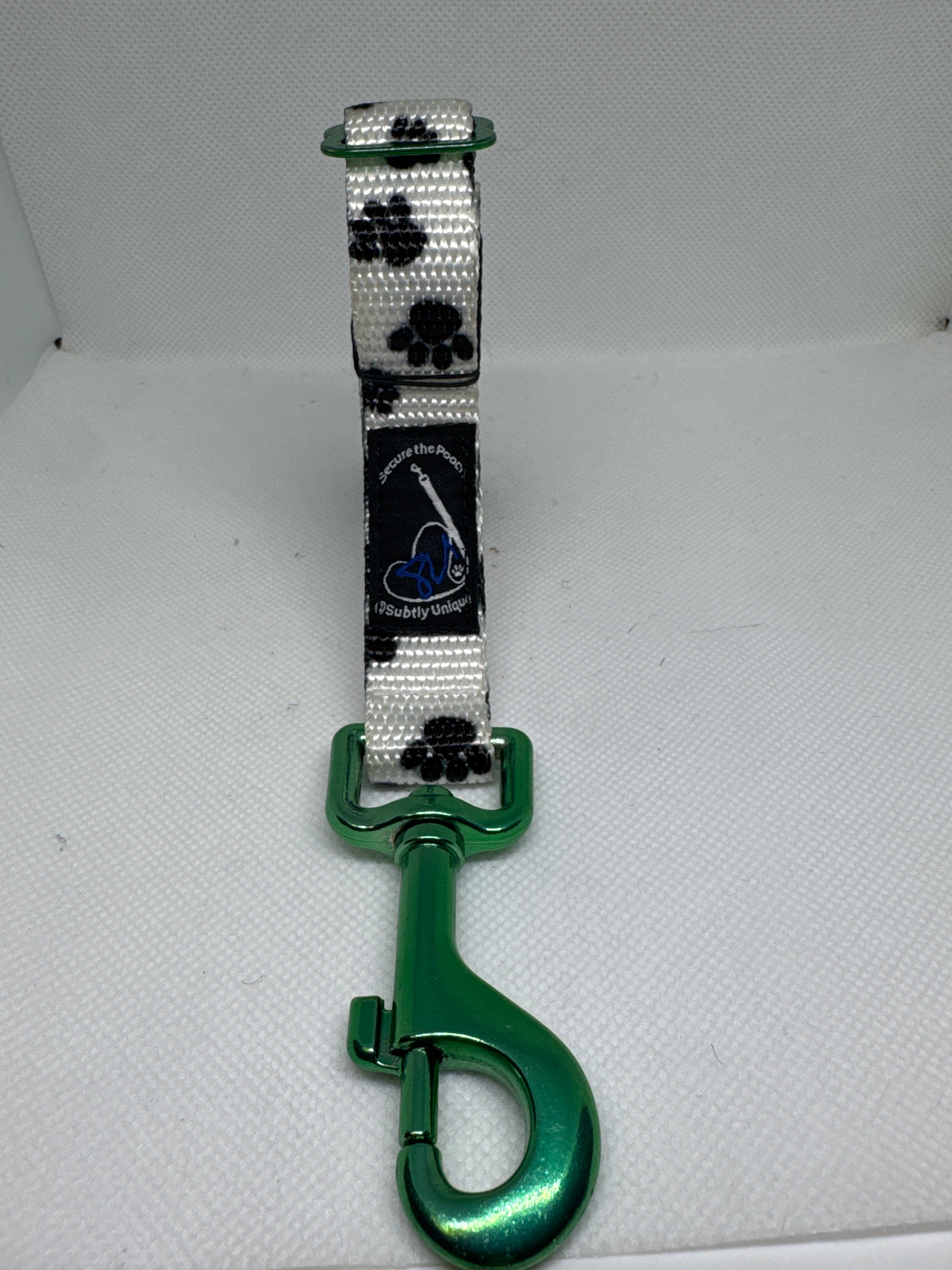 Secure the Pooch B+W PAWZ GRN MTL Patented Nekleash One of Kind eDual Use Convertible Key Lanyard Dog Leash ❤️🐶