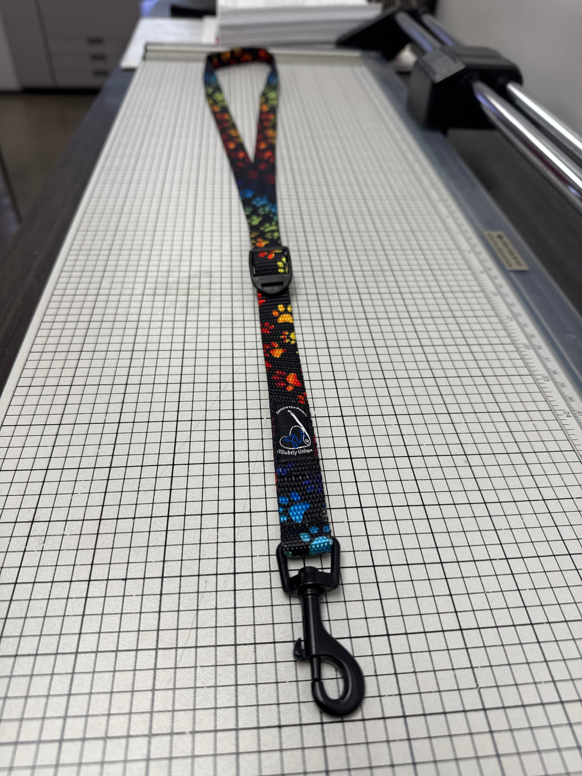Signature Multi-color Pawz Secure the Pooch Nekleash By Subtly Unique mini hook